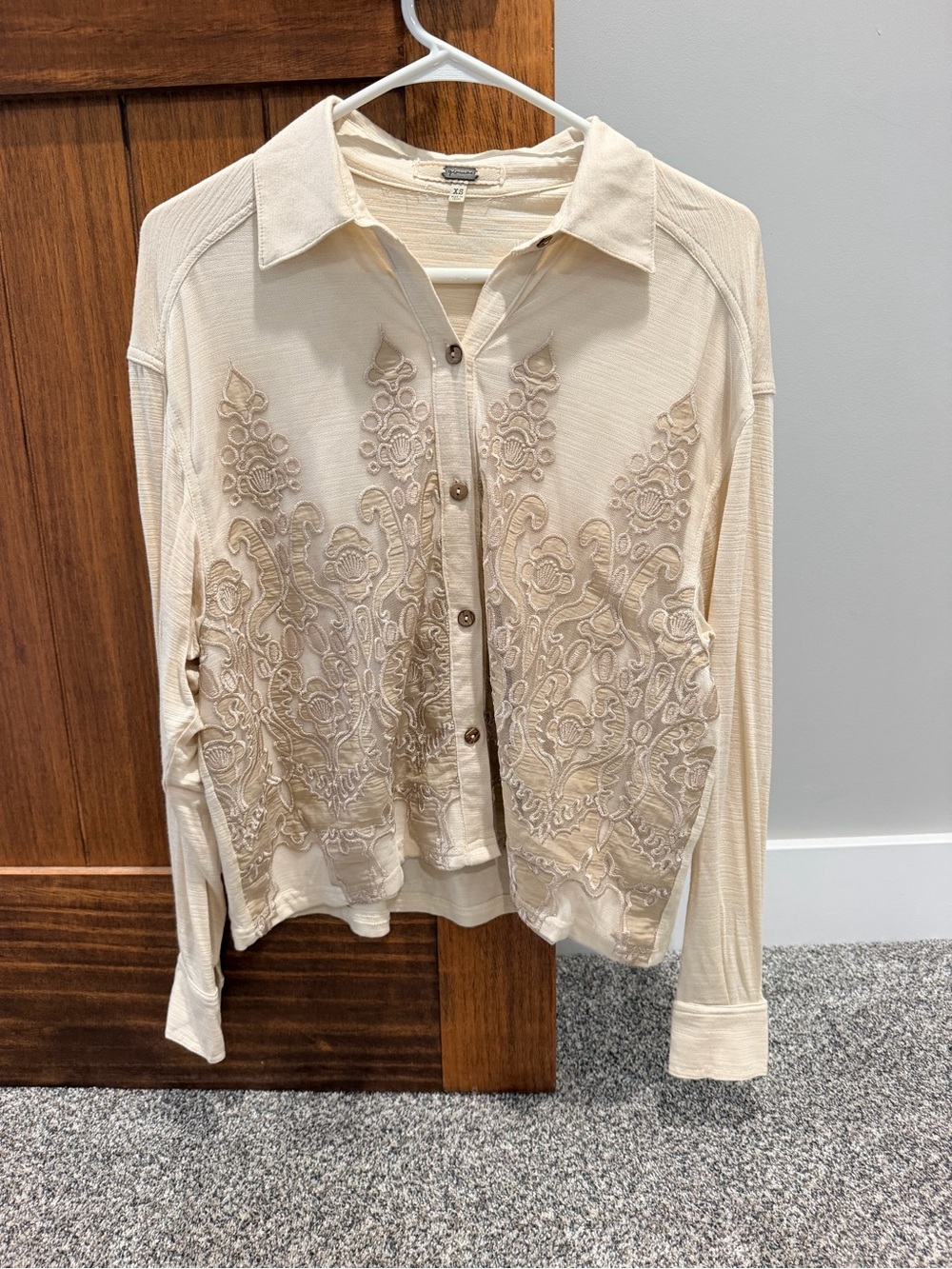Gimmicks From Buckle Light Cream Embroidered Button-Front Women's Top Size XS